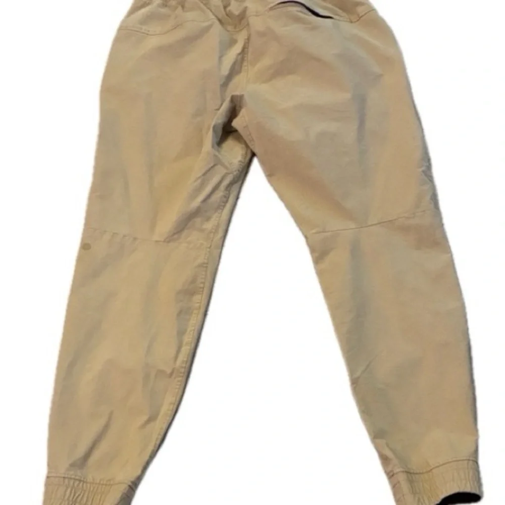 Lululemon Athletica Khaki Cropped Pants - Picture 5 of 5